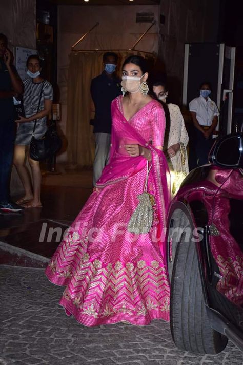 Bright Pink Lehenga, Athiya Shetty Indian Wear, Anushka Ranjan Wedding, Pink Lehenga Designs, Anushka Ranjan, Aditya Seal, Alia Bhatt Hairstyles, Athiya Shetty, Indian Outfits Lehenga