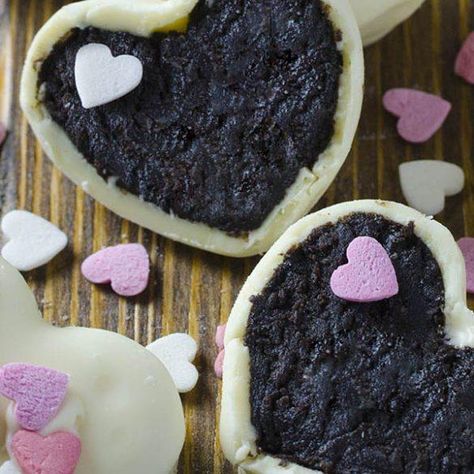 Try special edition Oreo Truffle Valentine's Day Hearts! Chocolate-dipped truffles in the shape of a heart - creamy on the inside, crunchy on the outside! #valentinesday #valentinesdaydesserts #oreotruffles #chocolatetruffles #chocolatecoveredtruffles #whitechocolatetruffles #oreotrufflerecipe #homemadetruffles via @https://www.pinterest.com/omgchocodessets/ Oreo Truffles Recipe, Dessert Oreo, White Chocolate Candy, Valentines Day Chocolates, Oreo Truffles, Valentines Day Desserts, Valentines Day Food, Truffle Recipe, Valentines Day Cookies