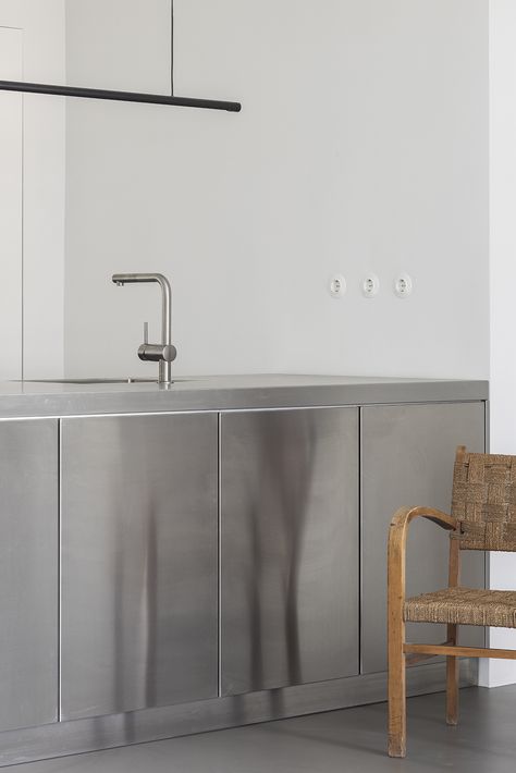 Minimalist Loft Apartment, Loft Kitchen Design, Kitchen Midcentury, Apartment Design Inspiration, Minimalist Loft, Stainless Steel Kitchen Island, Flatpack Kitchen, Kitchen Loft, Midcentury Furniture