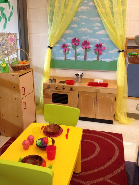 Classroom Kitchen Center, Kitchen Center Preschool, Family Corner Ideas Preschool, Dramatic Area Preschool Ideas, Preschool Kitchen Center Ideas, Kitchen Dramatic Play Preschool, Role Play Areas Eyfs Home Corner, Preschool Kitchen Center, Home Corner Eyfs