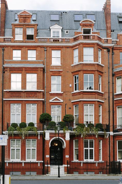 Houses In London, London Architecture Modern, London Apartment Building, Rich London Houses, London Hotel Exterior, London Colorful Houses, London England Photography, South Kensington London, Kensington House