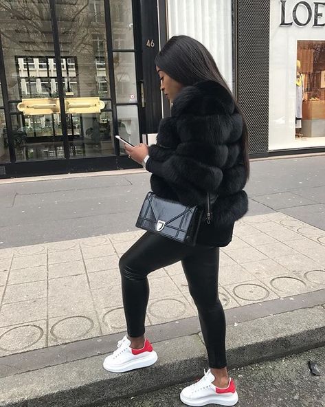 Alexander Mcqueen Sneakers Outfit, Luxury Jacket, Alexander Mcqueen Sneakers, Mcqueen Sneakers, Looks Chic, Sneakers Outfit, Winter Fashion Outfits, Fall Winter Outfits, Outfits Casuales