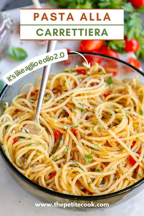 Quick, easy, cheap and tasty: spaghetti alla carrettiera is basically an upgraded version of spaghetti aglio and olio! Spaghetti Alla Carrettiera, California Spaghetti, Pasta Soups, Vegan Spaghetti, Spaghetti Aglio, Rice Risotto, Chickpea Pasta, Pasta Ingredients, Pasta Dinner Recipes