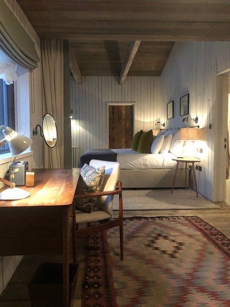 Farm Living Asethic, Large Bedroom Design Ideas, Soho Farmhouse Bedroom, Soho Home Bedroom, Farmhouse Interior Bedroom, Soho Home Interiors, Soho House Bedroom, Soho House Interiors, Soho House Farmhouse