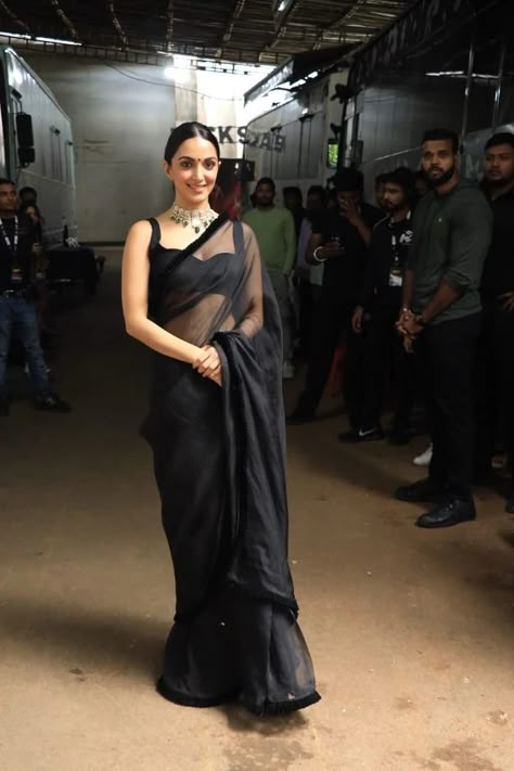 Kiara Advani Lehenga Jug Jug Jiyo, Kiara Advani Saree Blouse, Kiara Advani Black Saree, Kiara Advani Black Saree Look, Kiara Advani Outfits Saree, Kiara Black Saree, Celebrities In Black Saree, Kiara In Black Saree, Black Sheer Saree