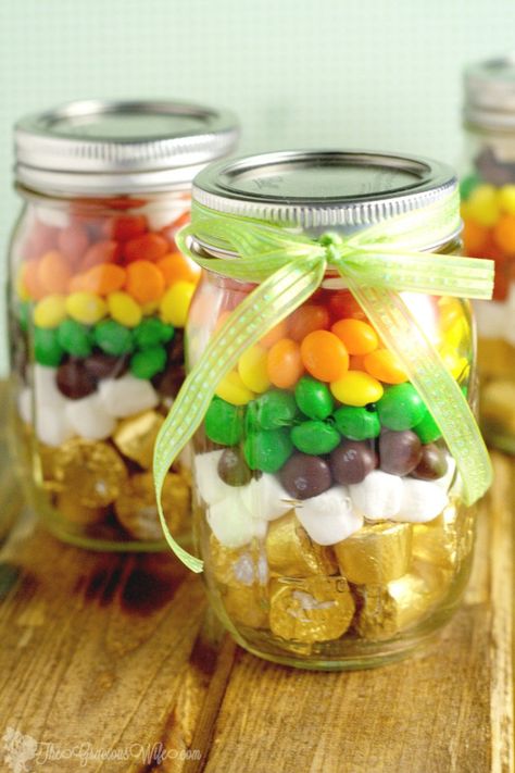 Rainbow Mason Jar Treats Mason Jar Treats, Crafts For Kids To Sell, Diy St Patrick's Day Crafts, Rainbow Treats, St Patrick Day Treats, St. Patrick's Day Crafts, St Patricks Day Crafts For Kids, St Patricks Day Food, Christmas Crafts To Sell