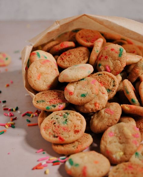 Mini Funfetti Sugar Cookies from Baking This Simple. These Mini Funfetti Sugar Cookies, are the life of the party! Sweet, little, crunchy bites of deliciousness, that are loaded with sprinkles -- these cookies are sure to add a smile to your day! Grab the recipe from bakingthissimple.com. Mini Funfetti Cookies, Frozen Cookies Packaging, Mini Crunchy Cookies, Bite Sized Cookies, Tiny Cookies Bite Size, Mini Cookies Packaging, Mini Cookies Recipe, Cookie Trailer, Desert Cart