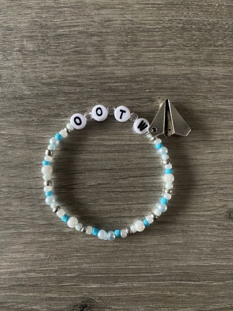 Taylor Bracelets, Basic Girl, Bracelet Inspo, Friendship Bracelets With Beads, Out Of The Woods, Wood Bracelet, Taylor Swift Songs, Bracelet Ideas, Bracelets Handmade Beaded