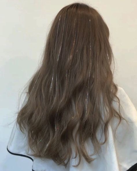 Hairstyles Fairy, Glitter Hair Strands, Fairy Hairstyles, Hair Tinsel, Fairy Hair, Wavy Haircuts, Long Brown Hair, Brown Blonde Hair, Glitter Hair