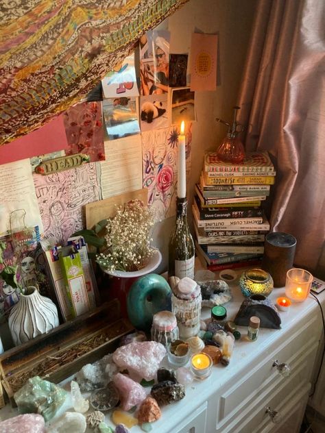 Maximalist Dresser Decor, Uni Room, Dorm Bedroom, Grunge Room, Room Goals, Cute Room Ideas, Pretty Room, Dreamy Room, Room Design Bedroom