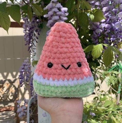 Cute Stuff To Knit, Crochet Watermelon Plushie, Crochet Watermelon Pattern, Crochet Fluffy Amigurumi, Cool Stuff To Crochet, Summer Crochet Plushies, Watermelon Crochet Patterns, Cute Crochet Ideas Amigurumi, Crochet Cute Ideas