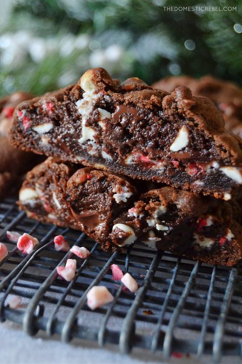 Levain Chocolate Peppermint Cookies, Peppermint Chocolate Cookies, Levain Cookie Recipe, Cookie Packing, Christmas Themed Desserts, Peppermint Bark Cookie, Levain Cookies, Cookies Stuffed, Christmas Cookie Box