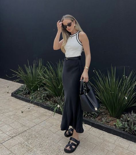 All Black Office Outfit, Silk Skirt Outfit Classy, Miami Style Outfits, City Ootd, Black Satin Midi Skirt, Sandals Outfits, Workwear Women, Look Working Girl, Satin Skirt Outfit