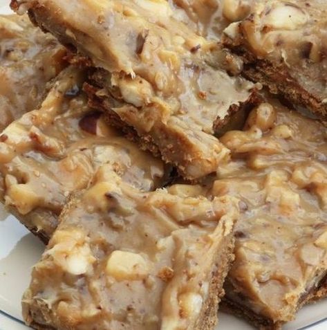 Chewy Nutty Squirrel Bars Cookies Crumble, Nutty Bars, Lemon Cream Cheese Bars, Pecan Sticky Buns, Pecan Desserts, Gooey Bars, Cream Cheese Bars, Bar Desserts, Toffee Recipe