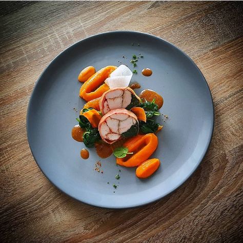 Schnitzel Plating, Chicken Roulade Plating Fine Dining, Chicken Cordon Bleu Plating, Roulade Plating, Chicken Roulade Plating, Chicken Fine Dining Plating, Chicken Plating Ideas, Chicken Confit, Chicken Roulade