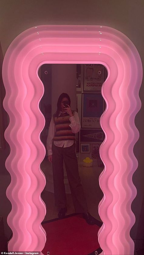 Pretty in pink: Later, she snapped a selfie of her tall figure framed inside a cool mirror... Ultrafragola Mirror, Squiggle Mirror, Wavy Mirror, Mirror Dining Room, Danish Pastel, Cool Mirrors, Hollywood Star, Room Inspiration Bedroom, Cool Stuff