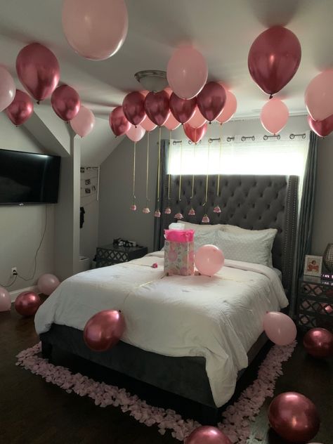 Welcome Surprise Ideas, Decorated Room For Birthday Surprise, Birthday Bedroom Surprise, Birthday Room Surprise, Hotel Decorations, 16 Birthday Presents, Flower Event, 30th Birthday Ideas For Women, Surprise Birthday Decorations