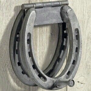 Horse shoe door knocker Welding Crafts, Horseshoe Projects, Horseshoe Decor, Horseshoe Crafts, Welding Art Projects, Horse Crafts, Horseshoe Art, Shoe Crafts, Metal Welding