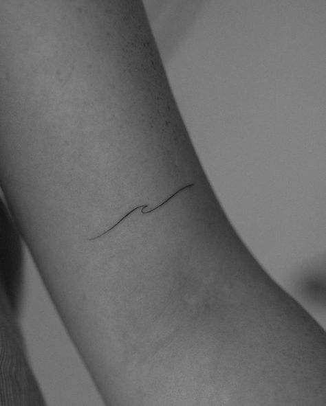 Minimalistic style wave tattoo located on the bicep. Australian Tatoos, Basic Tattoos For Women, Australian Inspired Tattoos, Minimalist Tattoo Wave, Meaningful Minimalist Tattoos, Tattoos Delicate, Fine Tattoos, Tattoos Dainty, Bicep Tattoo Women