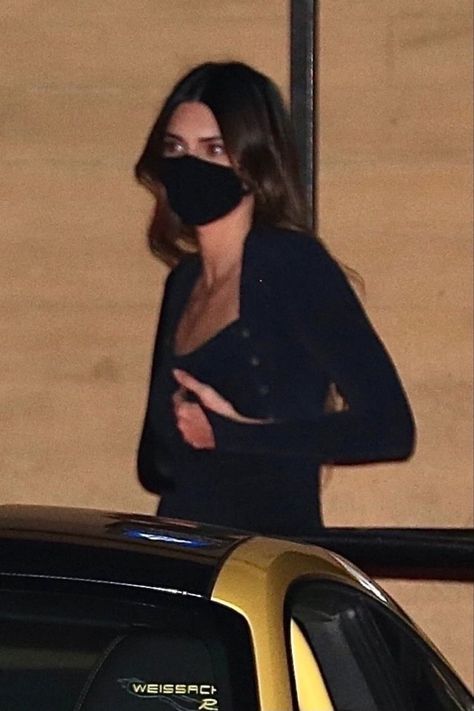 Kendall Jenner Paparazzi, Kendall Jenner Pics, Paparazzi Pics, Kendall Jenner Icons, Navy Blue Gown, Kendall Style, Caitlyn Jenner, Swag Girl Style, Malibu California