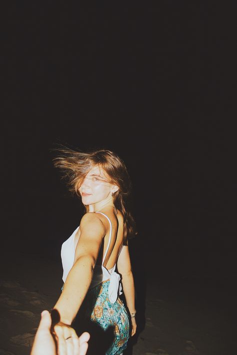 Beach Photoshoot Ideas Aesthetic, Flash Photography Night Beach, Night Flash Beach Photos, Night Pictures At The Beach, Pictures At The Beach At Night, Night Beach Photoshoot Picture Ideas, Beach At Night Poses, Late Night Beach Photos, Night Shoot Aesthetic