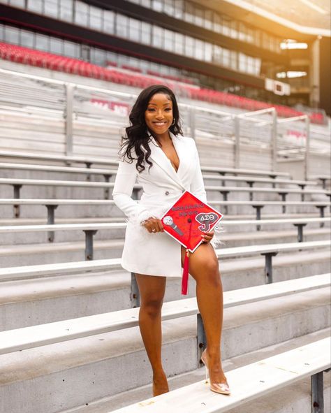 Blazer Dress Graduation Pics, Blazer Outfits For Graduation, Blazer Graduation Pictures, Blazer Dress Graduation, Graduation Outfit Ideas University 2023, Graduation Dress Baddie, Blazer Graduation Outfit, Graduation Fits For Black Women, University Graduation Outfit For Women