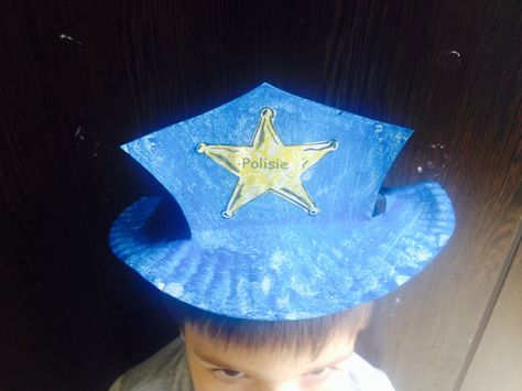 How to make a policeman hat Police Hat Craft, Police Officer Crafts, Community Helpers Police, Community Helpers Art, Community Helpers Week, Community Helpers Preschool Crafts, Police Crafts, Community Helpers Crafts, Community Helpers Preschool Activities