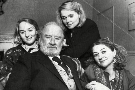 Cyril Cusack with his daughters, from left, Niamh, Sinead and Sorcha Niamh Cusack, Irish Actresses, Sinead Cusack, Coffee Shop Logo, Irish Actors, Shop Logo, Dublin, Actors & Actresses, Feel Like