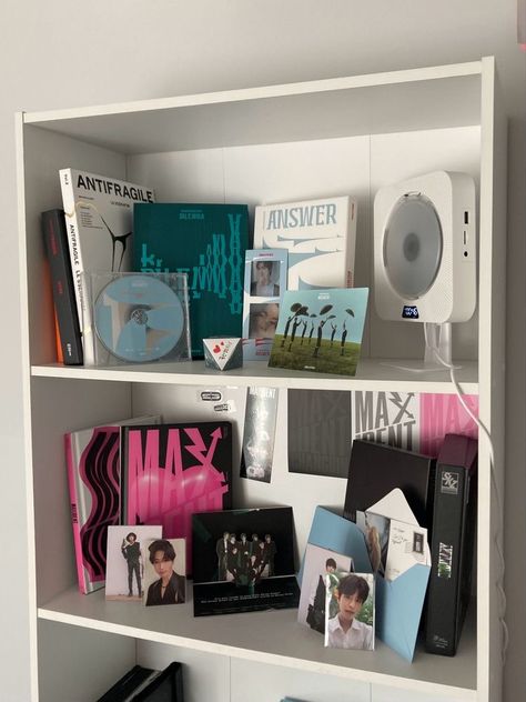 Kpop Album Display Shelf, Enhypen Shelf Ideas, Kpop Album Setup, Kpop Aesthetic Bedroom, Kpop Aesthetic Room Ideas Skz, K Pop Album Shelf, Straykids Room Decor, Kpop Shelf Aesthetic, Kpop Bookshelf