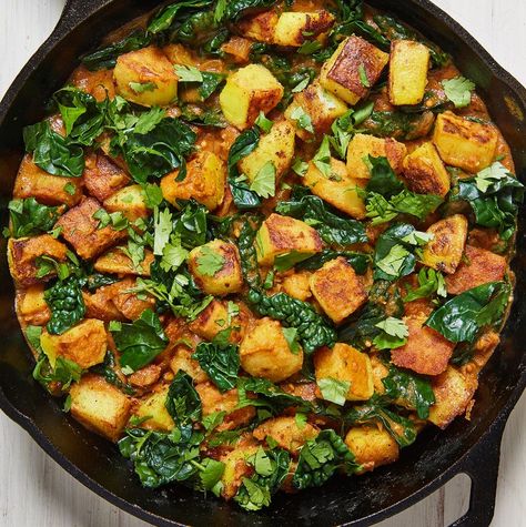 sag aloo Sag Aloo, Vegan Stew Recipes, Sweet Potato Crisps, Bear Food, Aloo Recipe, Smashed Potatoes Recipe, Indian Side Dishes, Curry Night, Potato Side Dish