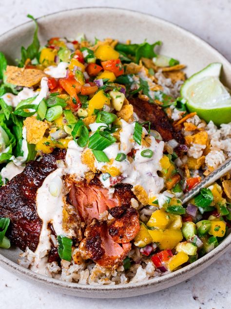 This salmon taco bowl is everything you love about a good fish taco but deconstructed into an irresistibly tasty bowl form. Salmon Recipes Tacos, Southwest Salmon Bowl, Bowl Dinners, Salmon Bowl Recipe, Ovulation Phase, Weekday Recipes, 2024 Meals, Good Fish, Salmon Rice Bowl