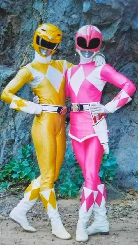 Kimberly Hart and Aisha Campbell Power Ranger Cupcakes, Pink Ranger Kimberly, Trini Kwan, Power Rangers 2017, Amy Jo Johnson, Kimberly Hart, Power Rangers Cosplay, Pink Power Rangers, Yellow Ranger