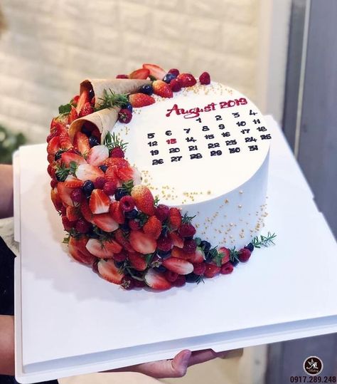 Fruit Cake Decoration Birthday, Cake Decorated With Fruit, Showstopper Dessert, Fruit Cake Design, Happy Anniversary Cakes, Birthday Cake Decorating Ideas, Vegan Breakfasts, Creative Cake Decorating, Cake Decorating Frosting