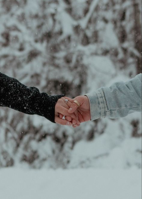 Romance Aesthetic Book, Couple Mountain Pictures, Pictures In The Snow, Winter Couple Pictures, Couple Photography Winter, Snow Engagement Photos, Christmas Couple Pictures, Winter Engagement Pictures, Snow Couple