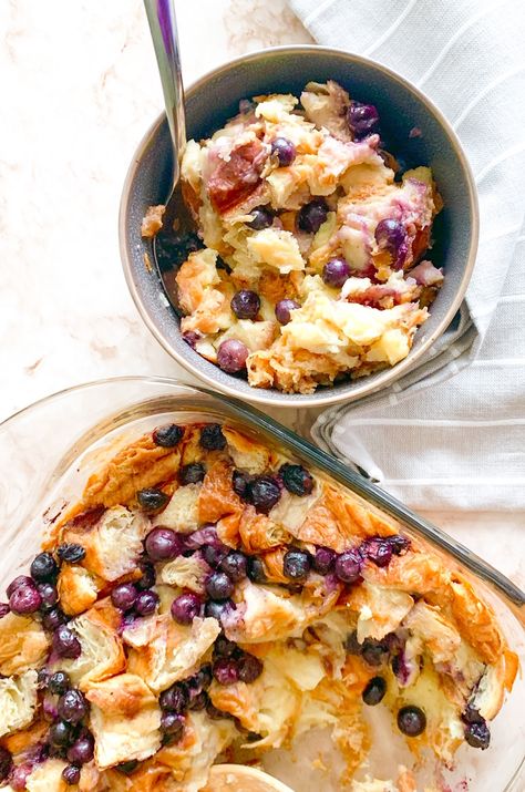 6-Ingredient Vegan Bread Pudding Recipe - Wow, It's Veggie?! Blueberry Croissant Puff, Banana Bread Pudding Recipe, Blueberry Croissant, Vegan Bread Pudding, Blueberry Bread Pudding, Recipes Corn, Banana Bread Pudding, The Girl Who Ate Everything, Blueberry Breakfast