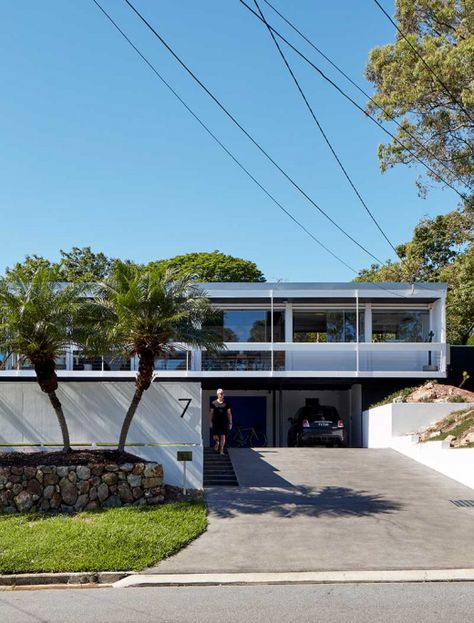 Mid Century Beach House, Brisbane Architects, Mid Century Modern Exterior, Modern Courtyard, Mid Century Exterior, Local Architecture, Mid Century Architecture, Australian Architecture, Modern Beach House