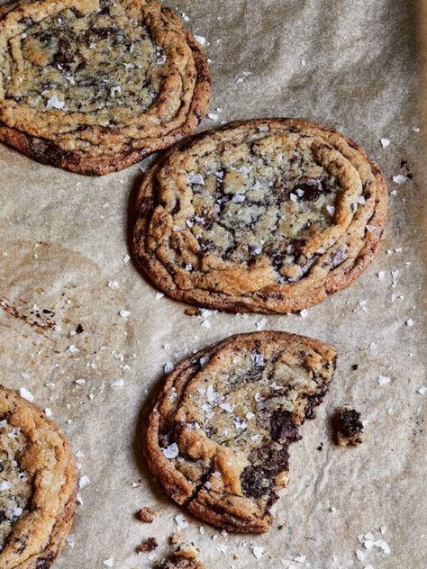 Ina Garten Giant Crinkled Chocolate Chip Cookies - Ina Garten Eats Ina Garten Chocolate Chip Cookies, Giant Crinkled Chocolate Chip Cookies, Tates Cookies, Salted Chocolate Chip Cookies, Chocolate Chip Cookie Cake, Ina Garten Recipes, Tasty Dessert, Cookie Cakes, Brownies Cookies