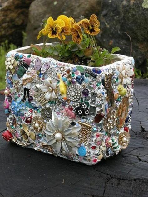 25 Amazingly Creative Ways To Repurpose Vintage Jewelry - DIY & Crafts Diy Mosaic Garden, Mosaic Planters, Old Jewelry Crafts, Vintage Jewelry Diy, Penanda Buku, Mosaic Flower Pots, Crochet Charts, Vintage Jewelry Ideas, Fleurs Diy