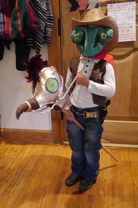 Sheriff Rango! Paper mache mask hand painted and Roadrunner horse for Halloween. Rango Costume, Eve Costume, Fondant Flower Tutorial, Paper Mache Mask, Horse Mask, Cheap Hobbies, Fondant Flowers, Diy Halloween Costumes, Hallows Eve