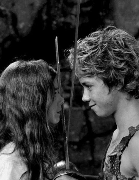 Peter and Wendy. One of my favorites. Film Peter Pan, Peter Pan 2003, Rachel Hurd Wood, Peter Pan 3, Peter Pan Movie, Peter Pan Art, Peter Pan Neverland, Jeremy Sumpter, Peter Pan Disney