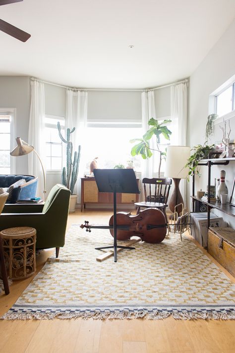 practice studio Family Music Room, Rental House Decorating, Dark Academia House, Cello Practice, Academia House, Piano Room Decor, Piano Living Rooms, Practice Room, Home Music Rooms