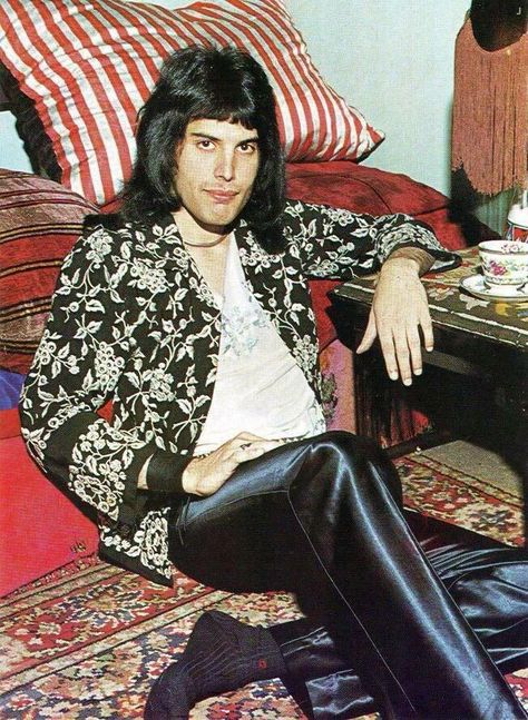 2a. Freddie Mercury. 70s. Vol. 1 | VK King Of Queens, Queen Photos, Roger Taylor, Queen Pictures, Queen Freddie Mercury, Steven Tyler, John Deacon, Royal Ballet, Queen Band