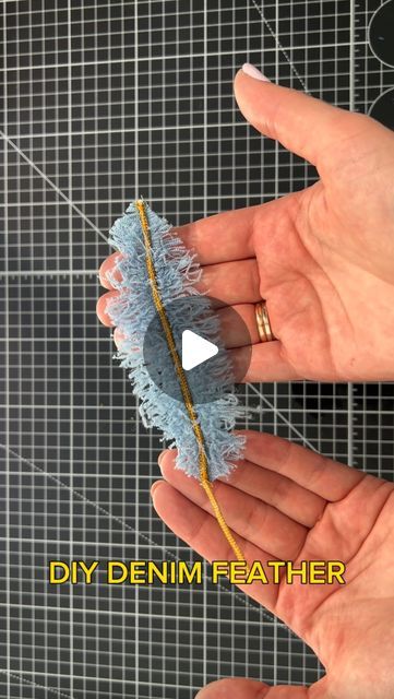 Jean Feathers Diy, Denim Fabric Manipulate, Fabric Feathers Diy, Textile Art Techniques Tutorials, Denim Feathers Diy, Feather Art Projects, Diy Feathers, Repurposed Fashion, Diy Jeans Crafts