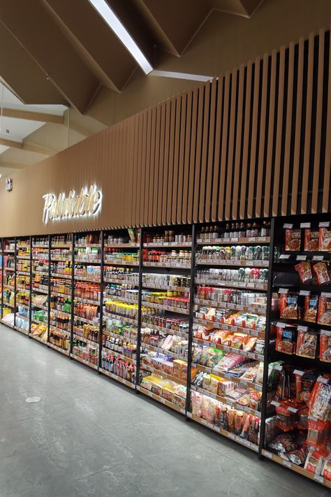 Grocery Design Interior, Mini Mart Ideas, Modern Grocery Store Design, Grocery Store Interior Design, Metallic Shelves, Store Fixtures Design, Store Shelving, Supermarket Design Interior, Store Display Design