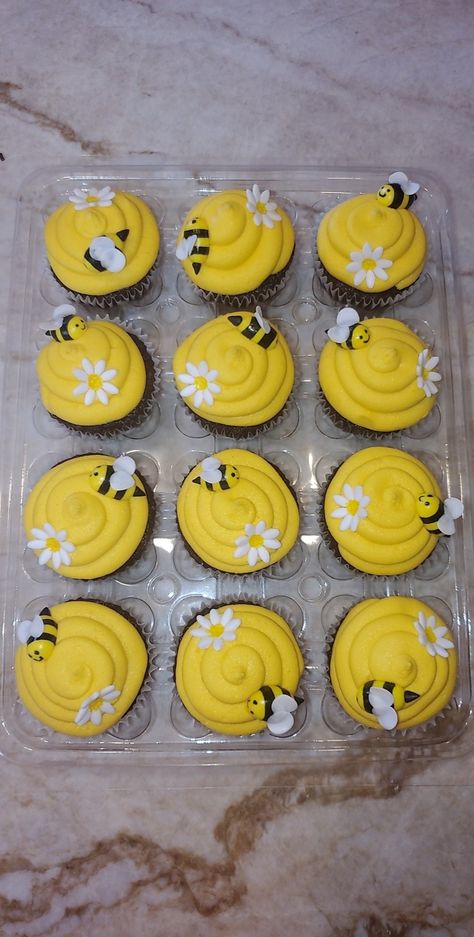 Bee Hive Cupcakes, Beehive Cupcakes, Bee Cupcakes, Bee Baby, Pooh Baby, Bee Baby Shower, Gift Cake, Reveal Party, Baby Bee