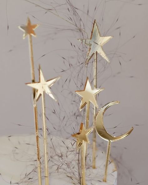 Suzanne. Stationer. Gift Designer. Maker of Events. on Instagram: "If you would prefer light and pretty for your #celestial themed event rather than dark night sky blues then you can achieve this with white…" Mystical Wedding Decor, Celestial Cake, Star Cake Topper, Gold Cake Topper Wedding, Star Cake, Christmas Cake Topper, Christmas Star Decorations, Silver Cake, Star Shower