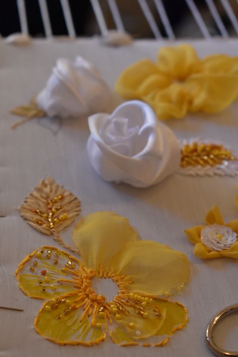 Sulaman Pita, Detail Couture, Making Fabric Flowers, Ribbon Embroidery Tutorial, Tambour Embroidery, Chain Stitch Embroidery, Beadwork Embroidery, Bead Embroidery Tutorial, Handmade Flowers Fabric