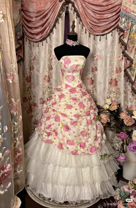 Vintage Actress Aesthetic, Vestidos Aesthetic Vintage, Prom Dress Coquette, Coquette Prom Dress, Coquette Dresses, Coquette Prom, Vintage Flower Dress, Prom Dress Floral, Flowers Coquette