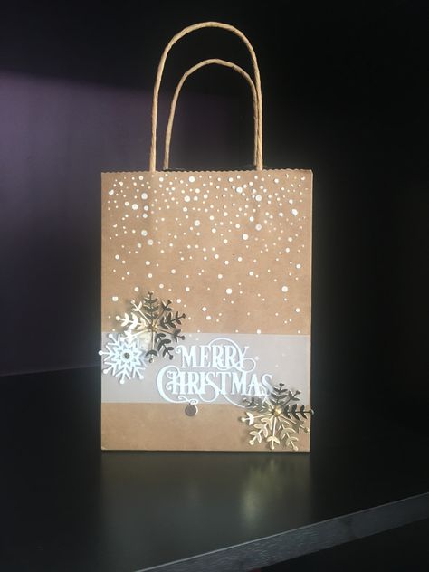 Diy Christmas Bags Gift Wrapping Papers, Brown Bag Christmas Bags, Holiday Bags Ideas, Xmas Bags Ideas, Decorated Gift Bags For Christmas, Christmas Paper Bag Design, Decorating Paper Bags For Christmas, Brown Gift Bag Decorating Ideas, How To Decorate Gift Bags