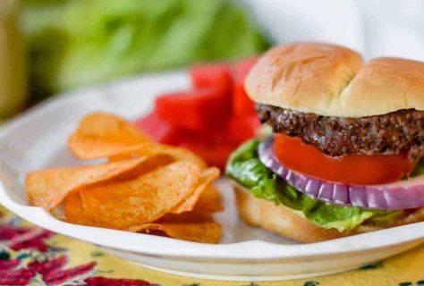 Best Hamburger Marinade - In Fine Taste Hamburger Marinade, Burger Marinade, Beef Recepies, Quick Peach Cobbler, Steakhouse Burger, Easy Burger Recipe, Bison Burgers, Hamburgers Grilled, Avocado Tomato Salad